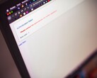 Laptop képernyője, amelyen a sikertelen bejelentkezés után „Authentication Failed” (Hitelesítés sikertelen) hibaüzenet látható.