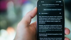 Valaki a telefonján keres éttermet a Gemini segítségével