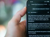Valaki a telefonján keres éttermet a Gemini segítségével