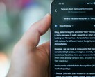 Valaki a telefonján keres éttermet a Gemini segítségével