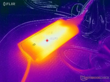 A hálózati adapter 41 C fölé emelkedik igényes terhelés esetén