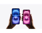 Az iPhone 16 promóciós képe, amelyen két pár kéz két különböző színű változatot tart a kezében szürke háttéren. (Kép forrása: Apple)