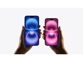 Az iPhone 16 promóciós képe, amelyen két pár kéz két különböző színű változatot tart a kezében szürke háttéren. (Kép forrása: Apple)