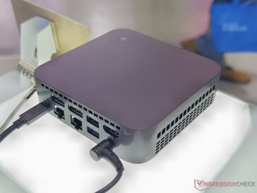 Asus ExpertCenter PN54 hátsó portok (kép forrása: Notebookcheck)