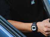 Egy személy, aki a Casio G-Shock DW5600TT25-1 x Toyo Tires karórát viseli, miközben egy autóban ül.