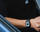 Egy személy, aki a Casio G-Shock DW5600TT25-1 x Toyo Tires karórát viseli, miközben egy autóban ül.