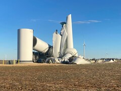 Összeomlott turbina a Frontier II szélerőműparkban, Oklahomában. (Kép forrása: Kildare Tűzoltóság)
