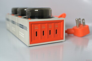 2 USB-C port 140 és 100 W, a másik kettő pedig 30 W teljesítményű.
