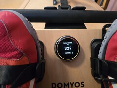 A kijelző kicsi, de könnyen leolvasható. Az információk automatikusan változnak.