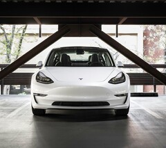 Egy Tesla Model 3. Egy új jelentés szerint az EV-k, köztük a Teslák is, gyorsabban amortizálódnak, mint a belső égésű motorok (Kép forrása: Charlie Deets on Unsplash)