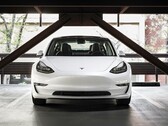 Egy Tesla Model 3. Egy új jelentés szerint az EV-k, köztük a Teslák is, gyorsabban amortizálódnak, mint a belső égésű motorok (Kép forrása: Charlie Deets on Unsplash)