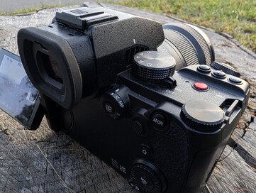 Rengeteg gomb és tárcsa: A Lumix S5-II