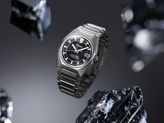 A King Seiko HKF003 stilizált háttérrel.