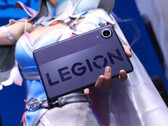 A Legion Y700 Infinite egy könnyű és vékony táblagép lesz. A képen: egy cosplayer tartja a kezében a táblagépet. 
