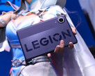 A Legion Y700 Infinite egy könnyű és vékony táblagép lesz. A képen: egy cosplayer tartja a kezében a táblagépet. 