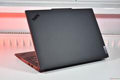A Ryzen 9 CPU kiemeli ezt a Lenovo ThinkPadet: A képen látható 14 hüvelykes ThinkPad laptopok közül a legtöbb CPU-teljesítményt kínálja a kompakt mobil munkaállomás: Lenovo ThinkPad P14s Gen 6 AMD (kép forrása: Benjamin Herzig)