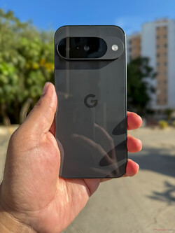 Google Pixel 10 obszidián színben