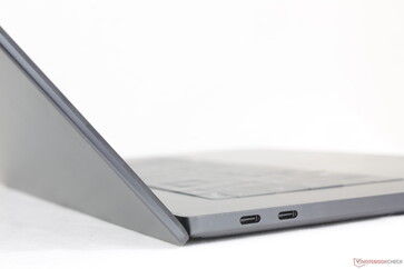 A fedél maximálisan ~140 fokos szögben kinyitva