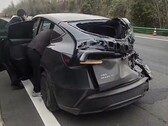 Egy 2025-ös Tesla Model Y egy kínai balesetben bizonyítja robusztusságát (Kép forrása: Aron Li n X)