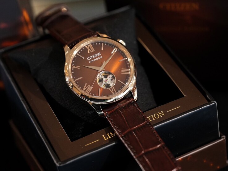 A Citizen „Autumn Light” karóra egy világos színű párnára fekszik egy sötét, elegáns díszdobozban. A doboz belső peremén arany betűkkel a „LIMITED EDITION” felirat olvasható.