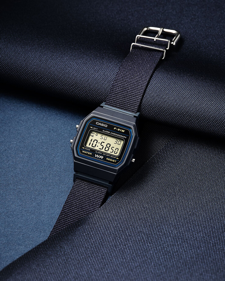 Casio F-91WF-2A, sötétkék szövet szíjjal.