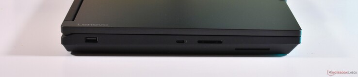 balra: USB-A 3.2 Gen 1, Thunderbolt 4, SD-kártya