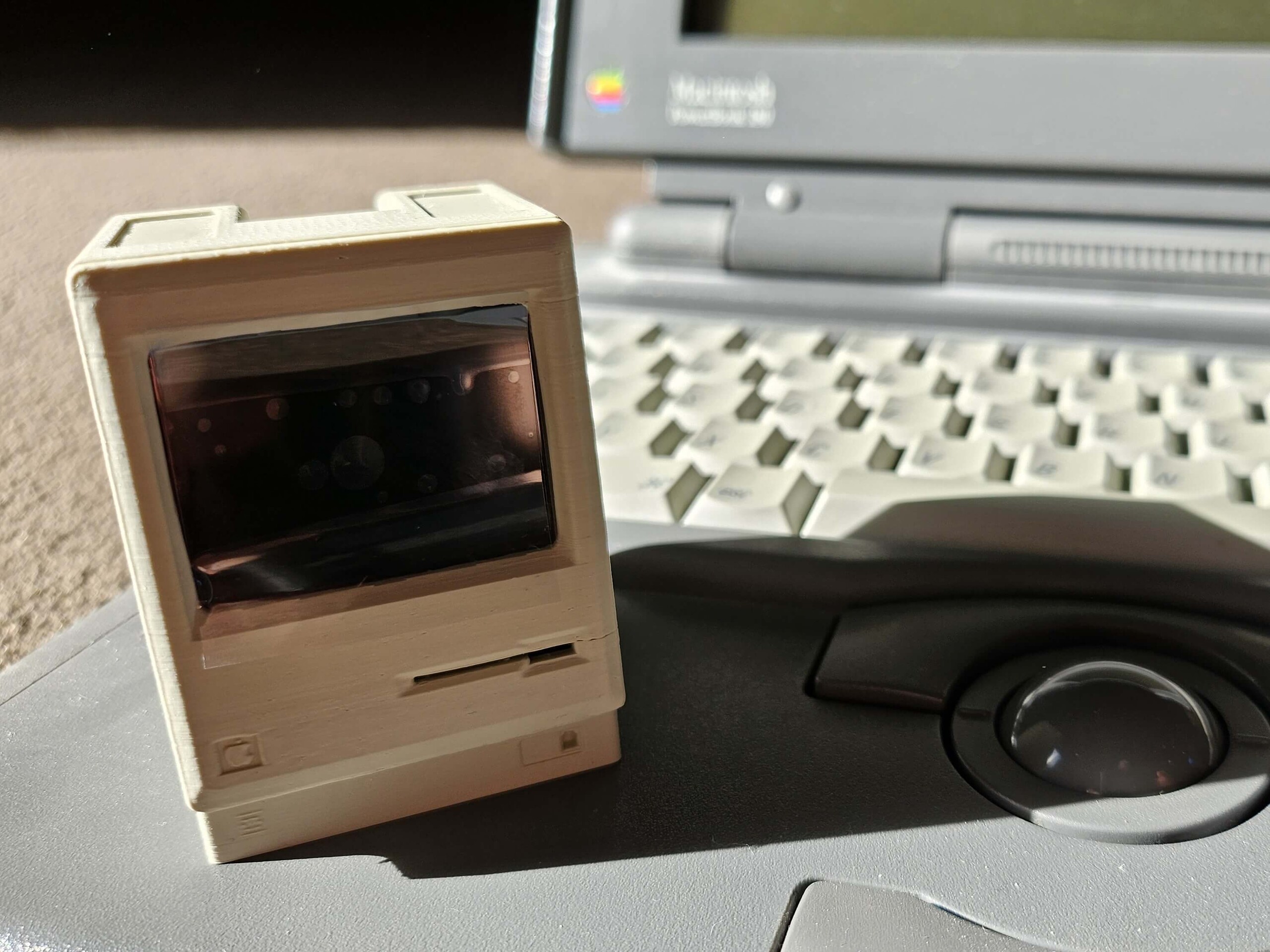 A Pico Mac Nano mindössze 6 cm magas, amint azt a háttérben látható Powerbook 180-zal való összehasonlítás is mutatja.