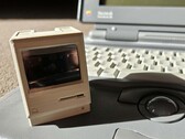 A Pico Mac Nano mindössze 6 cm magas, amint azt a háttérben látható Powerbook 180-zal való összehasonlítás is mutatja.