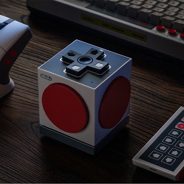 A Retro Cube 2 Speaker - N Edition D-Pad stílusú vezérlőkkel rendelkezik a tetején. (Kép forrása: 8BitDo)