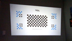 A TCL C1 automatikusan négyzetre állítja a vetített képet egy kalibrációs rács segítségével. (Kép forrása: Notebookcheck)