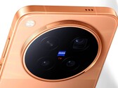 A Vivo X500 Pro Max először jelenik meg hivatalos sajtófotókon, miközben egy alkotó lenyűgöző videofelvételeket készít a készülék Zeiss kamerájával.
