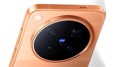 A Vivo X500 Pro Max először jelenik meg hivatalos sajtófotókon, miközben egy alkotó lenyűgöző videofelvételeket készít a készülék Zeiss kamerájával.
