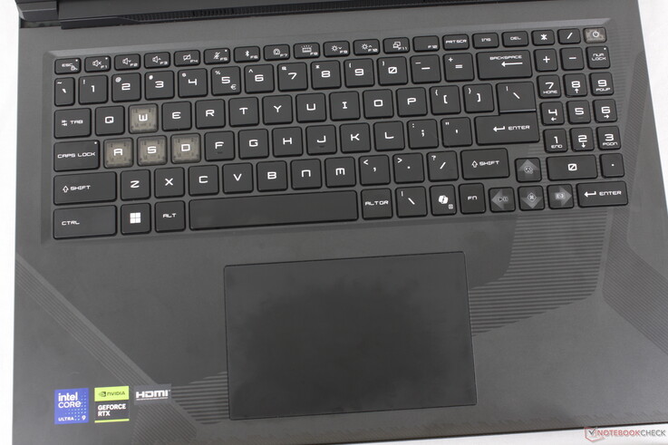 Azonos billentyűzet és clickpad (~13 x 8,3 cm), mint a Crosshair 16 HX esetében