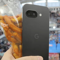 A Pixel 9a több színben is megjelenik, nem csak az itt látható fekete változatban. (Kép forrása: Alexis Garza)