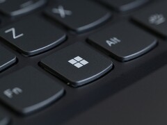 Közelkép egy számítógépes billentyűzetről a Windows gombbal