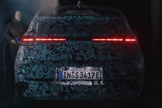A kezdeti vázlatok után az új Audi A2 e-tron most hús-vér formában is megjelenik, az észak-svédországi jégen és havon, valamint a szélcsatornában végzett tesztvezetések során álcafóliázva.