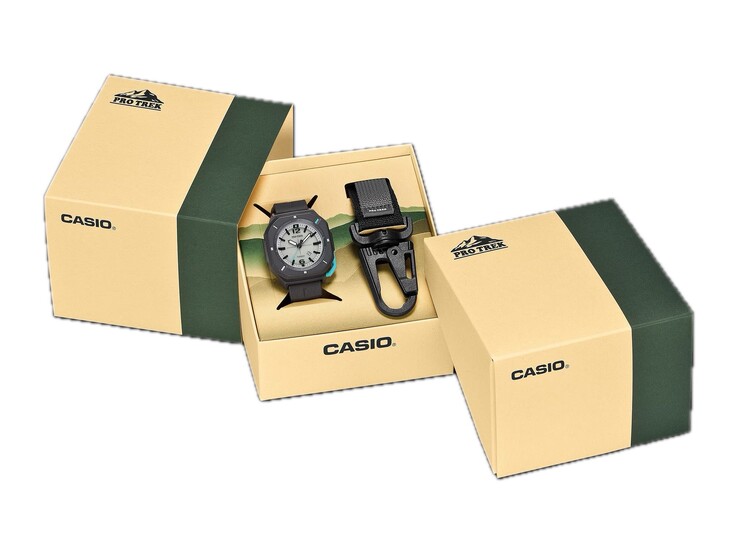 A Casio Pro Trek PRJ-01AE-8 csomagolása, amelyen az óra és a karabiner rögzítés látható a nyitott doboz belsejében.