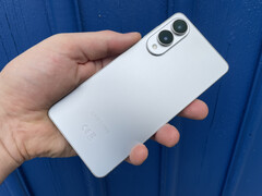 A Samsung Galaxy S25 Edge Titanium Silver (a képen), Titanium Icyblue és Titanium Jetblack színekben kapható. (Kép forrása: Notebookcheck)