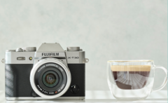 Fujifilm X-T30 II kompakt APS-C kamera egy csésze kávé mellett