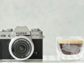 Fujifilm X-T30 II kompakt APS-C kamera egy csésze kávé mellett