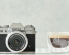 Fujifilm X-T30 II kompakt APS-C kamera egy csésze kávé mellett