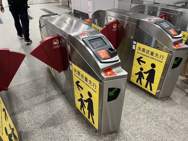 A jegyellenőrző kapuknál található QR-kód-olvasók meglehetősen gyorsak. Egy kis gyakorlással nem kell különösebben lelassítani