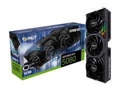 Egy fehér hátterű promóciós kép, amely a Palit RTX 5080 OC Gaming Pro dobozát mutatja, mellette függőlegesen tartott kártyával. (Kép forrása: Palit)