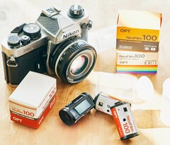 Az OPT100 NeoFilm úgy néz ki, mint egy 35 mm-es filmtekercs, de egy funkcionális digitális fényképezőgép