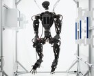 Az Orbit Robotics Helios nevű humanoid robotjának négy karja van, de lábai nincsenek, mivel az űrben nincs rájuk szüksége.