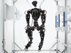 Az Orbit Robotics Helios nevű humanoid robotjának négy karja van, de lábai nincsenek, mivel az űrben nincs rájuk szüksége.
