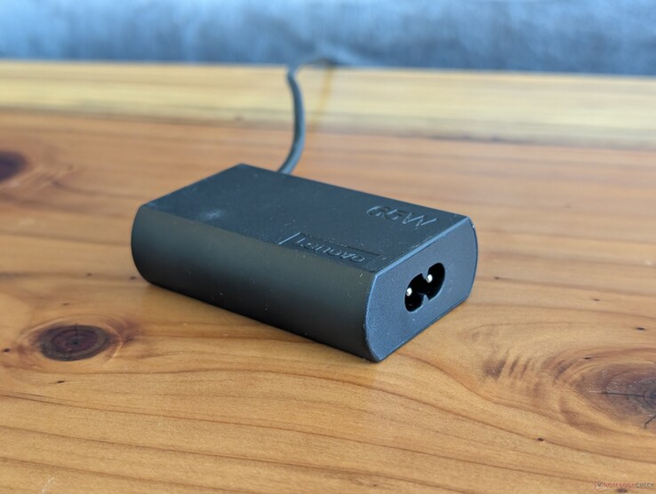 65 W-os USB-C hálózati adapter, amely a Lenovo ThinkPad X1 2-in-1 Gen 11 készülékhez tartozik. Fontos tudni, hogy a konnektorhoz való csatlakozáshoz egy második tápkábelre van szükség, mivel az USB-C-kábel a másik végén be van építve.