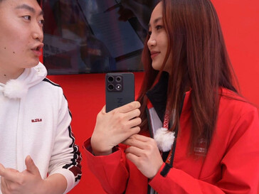 A telefon hátlapját bemutató képernyőkép az élő eseményről