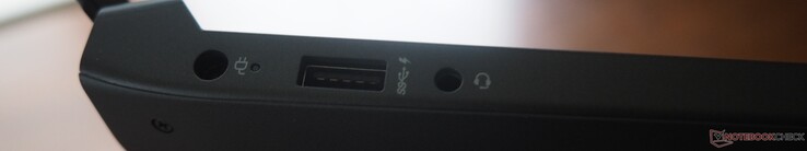 Bal oldal: DC-IN, USB-A 3.0, vonal be/kimenet