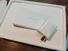 A tartozékok a tablet alatt találhatók